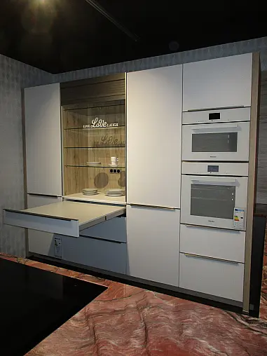 Moderne Küche mit Insel U-Form Weiß Eiche San Remo NB mit hochwertiger Natursteinarbeitsplatte &amp; vielen Extras inkl. Dampfgarer