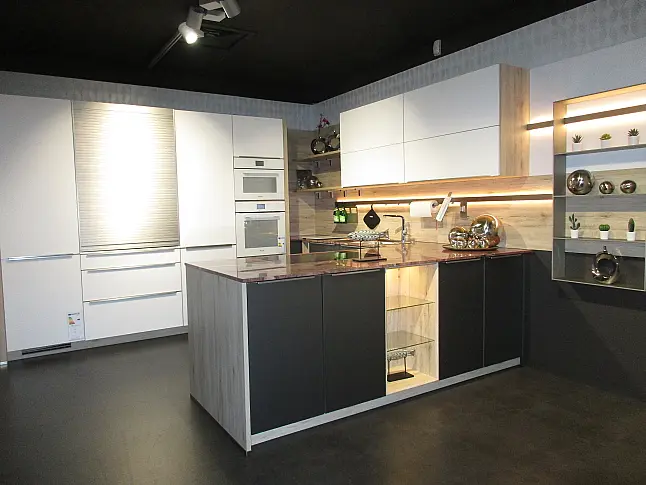 Moderne Küche mit Insel U-Form Weiß Eiche San Remo NB mit hochwertiger Natursteinarbeitsplatte &amp; vielen Extras inkl. Dampfgarer