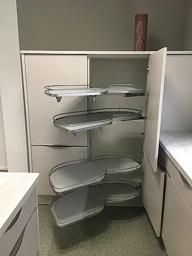 Moderne L-Küche mit Stauraum
