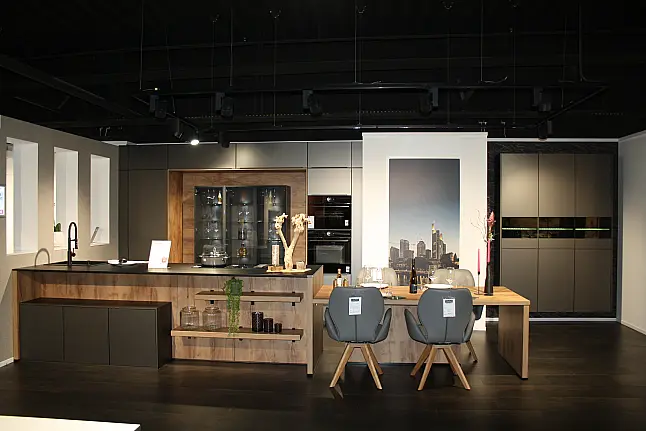 Große Designer Küche in Glasoptik mit deckenhohen Seitenschränken, zusätzliche Sideboard und große Tischlösung