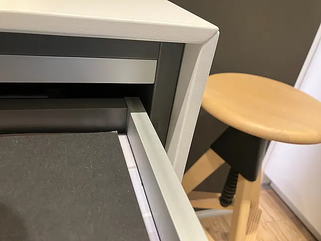 kleines Sidebord hängend mit Gehrungskanten von Eggersmann