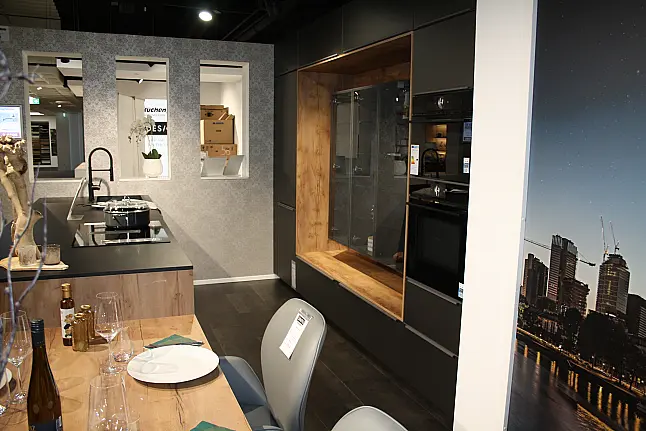 Große Designer Küche in Glasoptik mit deckenhohen Seitenschränken, zusätzliche Sideboard und große Tischlösung