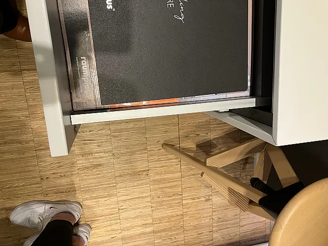 kleines Sidebord hängend mit Gehrungskanten von Eggersmann