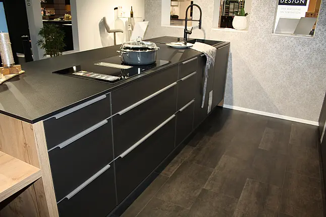 Große Designer Küche in Glasoptik mit deckenhohen Seitenschränken, zusätzliche Sideboard und große Tischlösung