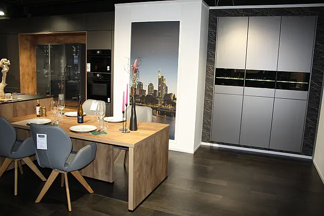 Große Designer Küche in Glasoptik mit deckenhohen Seitenschränken, zusätzliche Sideboard und große Tischlösung