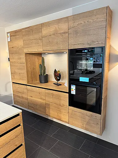 Modere Ausstellungsküche in warmer Eichenoptik