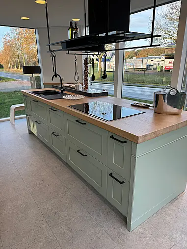 - Moderne Landhausküche mit Fronten in pastellgrün und Echtholz Eiche