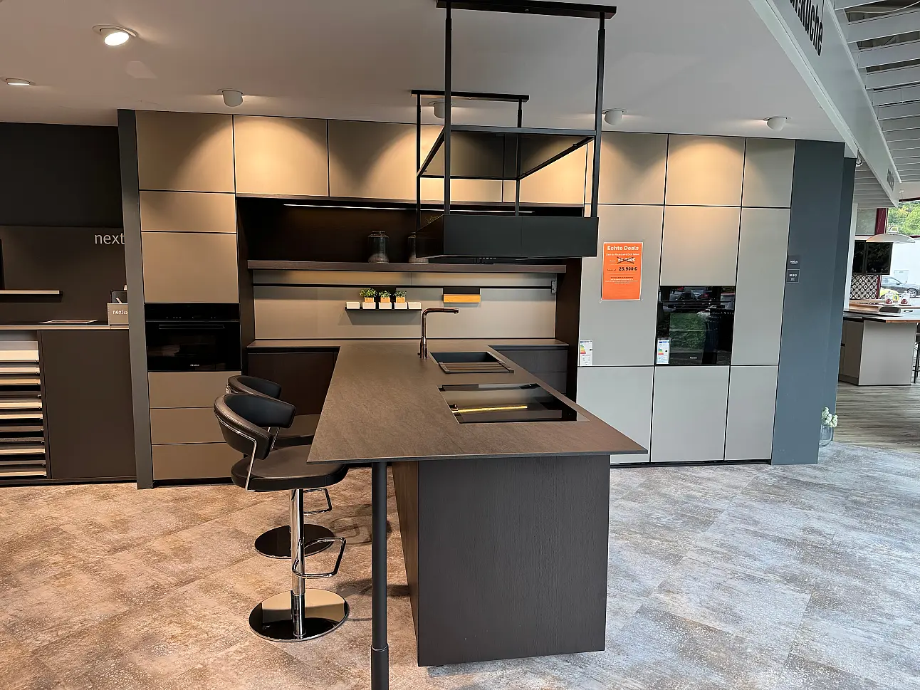 next125 Inselküche mit Glas platin und Eiche, Hängeregal über der Insel