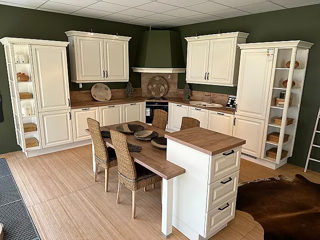 Geräumige Landhausküche inkl. Buffet und Essgruppe
