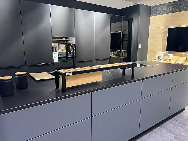 Ausdrucksstarke Designküche in Midnight Green – mit Wohnwand und Vitrinenschränken