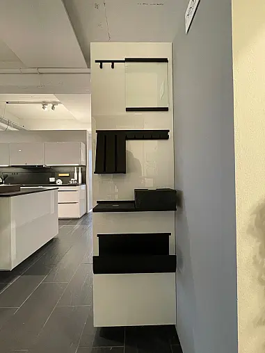 Kristallweiße Küche in Hochglanz mit schwarzen Griffleisten