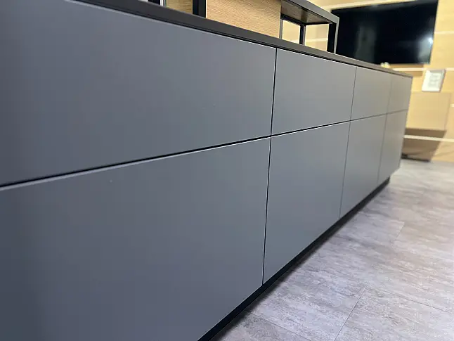 Ausdrucksstarke Designküche in Midnight Green – mit Wohnwand und Vitrinenschränken