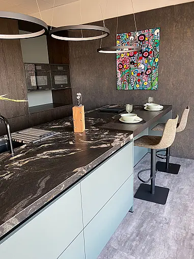 moderne, grifflose Küche mit großer Insel