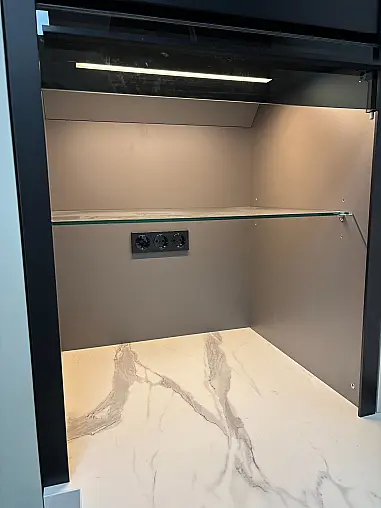 moderne U-Küche mit marmor Optik