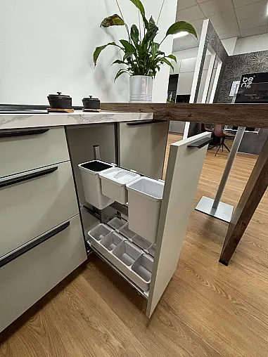 moderne U-Küche mit marmor Optik
