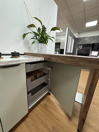 moderne U-Küche mit marmor Optik