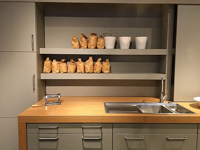 cashmirgrau Lack samtmatt | Gaggenau, Miele-Geräte | Massivholz-Arbeitsplatte |