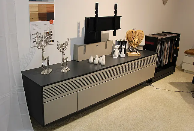 Hängendes TV-Board in modernem Design