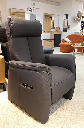 Dunkler gemütlicher Sessel in modernem Design für Ihr Wohnzimmer