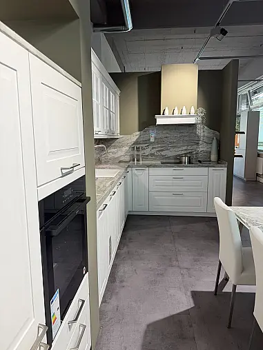 Designküche mit Organicglas-Fronten Naturstein-Arbeitsplatten und Kochinsel