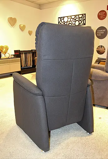 Dunkler gemütlicher Sessel in modernem Design für Ihr Wohnzimmer