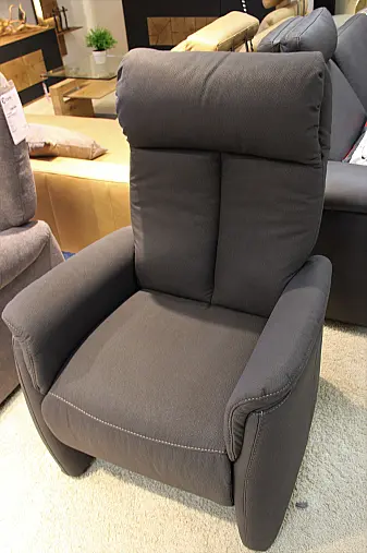 Dunkler gemütlicher Sessel in modernem Design für Ihr Wohnzimmer