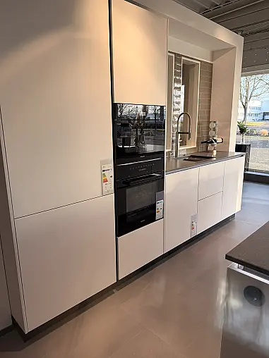 Moderne Grifflosküche mit Polymerglasfronten