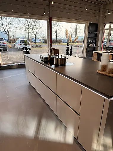 Moderne Grifflosküche mit Polymerglasfronten
