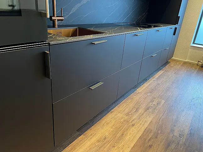 Extravagante Designzeile mit erlesenen Materialien wie Keramik - Holz - Glas - Kupfer - Leder - HPL