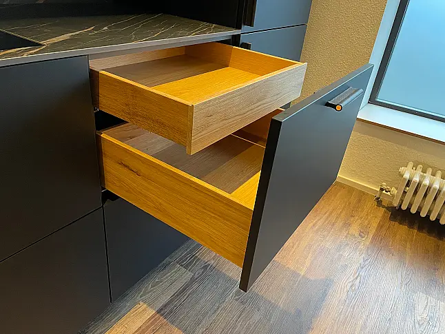 Extravagante Designzeile mit erlesenen Materialien wie Keramik - Holz - Glas - Kupfer - Leder - HPL
