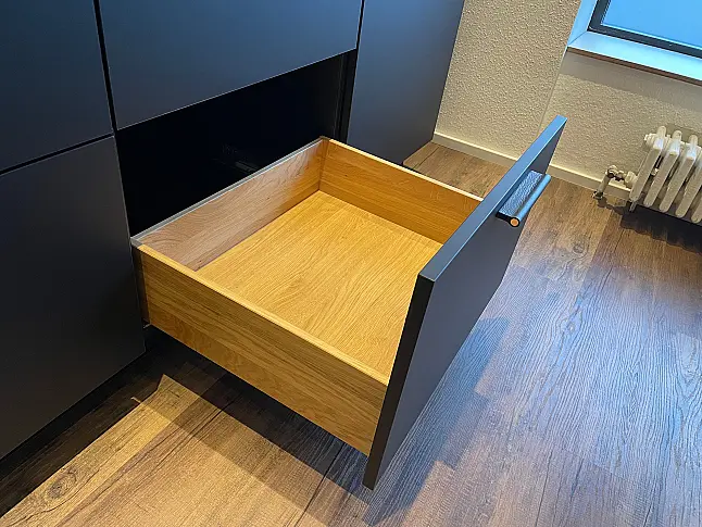 Extravagante Designzeile mit erlesenen Materialien wie Keramik - Holz - Glas - Kupfer - Leder - HPL