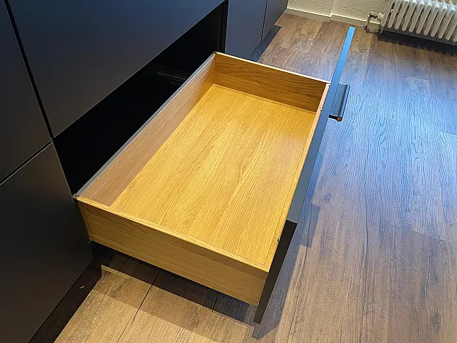 Extravagante Designzeile mit erlesenen Materialien wie Keramik - Holz - Glas - Kupfer - Leder - HPL