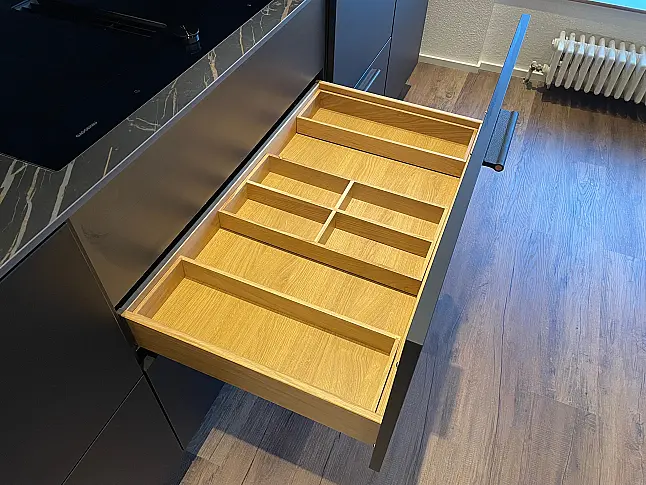 Extravagante Designzeile mit erlesenen Materialien wie Keramik - Holz - Glas - Kupfer - Leder - HPL