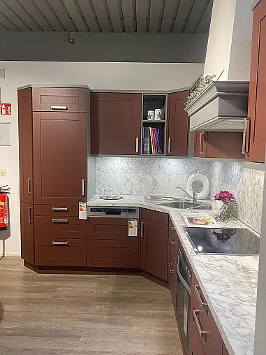 Moderne Landhausküche Rot Arbeitsplatte in Marmor Bianco NB extravagantes Design mit E-Geräten komplett