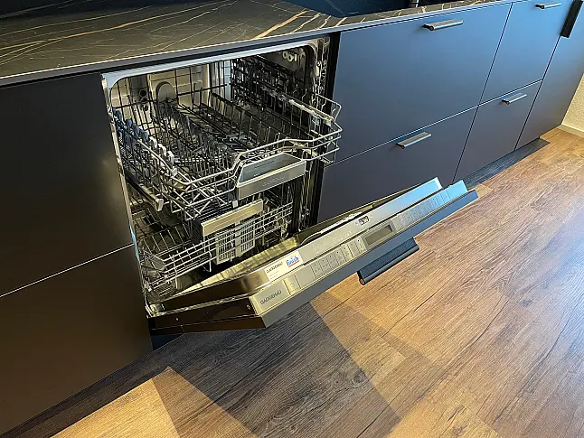 Extravagante Designzeile mit erlesenen Materialien wie Keramik - Holz - Glas - Kupfer - Leder - HPL