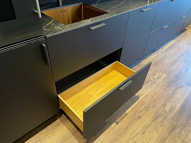 Extravagante Designzeile mit erlesenen Materialien wie Keramik - Holz - Glas - Kupfer - Leder - HPL