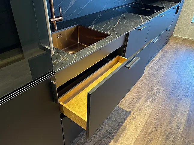 Extravagante Designzeile mit erlesenen Materialien wie Keramik - Holz - Glas - Kupfer - Leder - HPL