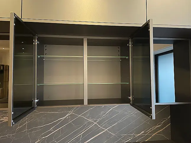 Extravagante Designzeile mit erlesenen Materialien wie Keramik - Holz - Glas - Kupfer - Leder - HPL