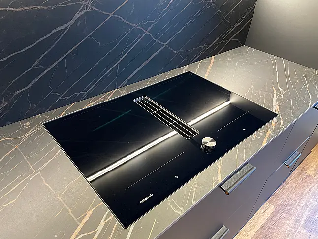 Extravagante Designzeile mit erlesenen Materialien wie Keramik - Holz - Glas - Kupfer - Leder - HPL