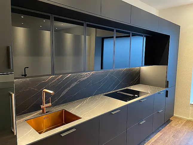 Extravagante Designzeile mit erlesenen Materialien wie Keramik - Holz - Glas - Kupfer - Leder - HPL