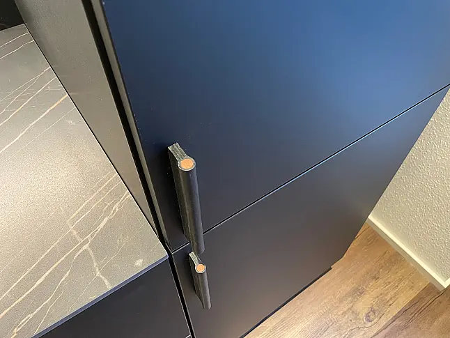 Extravagante Designzeile mit erlesenen Materialien wie Keramik - Holz - Glas - Kupfer - Leder - HPL