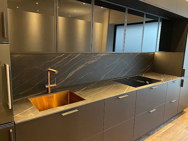 Extravagante Designzeile mit erlesenen Materialien wie Keramik - Holz - Glas - Kupfer - Leder - HPL