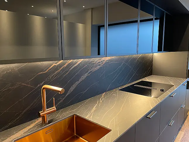 Extravagante Designzeile mit erlesenen Materialien wie Keramik - Holz - Glas - Kupfer - Leder - HPL