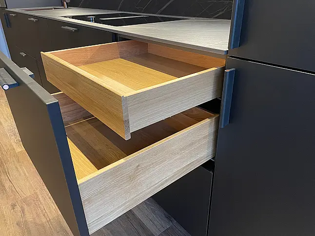 Extravagante Designzeile mit erlesenen Materialien wie Keramik - Holz - Glas - Kupfer - Leder - HPL