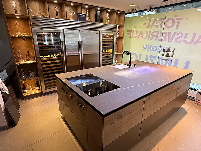 Traumhaft warme Kücheninsel mit Keramik Laminam Pietra Piasentina taupe mit HighEnd Kochtechnik Bora 3.0 , Quooker, etc.