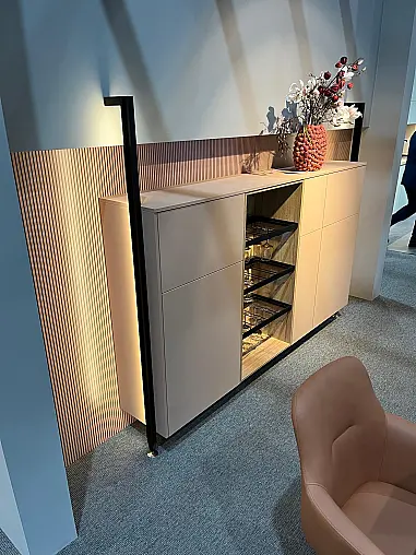 Exklusives Wohnzimmer und Esszimmer inklusive ausziehbarem Tisch - inklusive 6 drehbare Armlehnstühle - Sideboard mit Backlight Stollen -  LED-Backlight Stollenregal mit Wohnwand kombiniert - Messestück - sofort verfügbar!