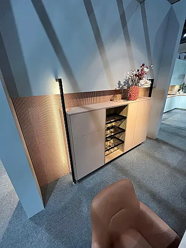 Exklusives Wohnzimmer und Esszimmer inklusive ausziehbarem Tisch - inklusive 6 drehbare Armlehnstühle - Sideboard mit Backlight Stollen -  LED-Backlight Stollenregal mit Wohnwand kombiniert - Messestück - sofort verfügbar!