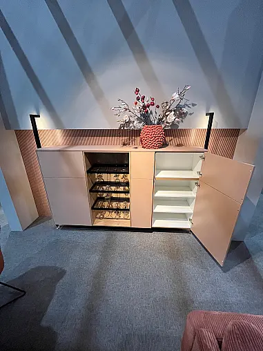 Exklusives Wohnzimmer und Esszimmer inklusive ausziehbarem Tisch - inklusive 6 drehbare Armlehnstühle - Sideboard mit Backlight Stollen -  LED-Backlight Stollenregal mit Wohnwand kombiniert - Messestück - sofort verfügbar!