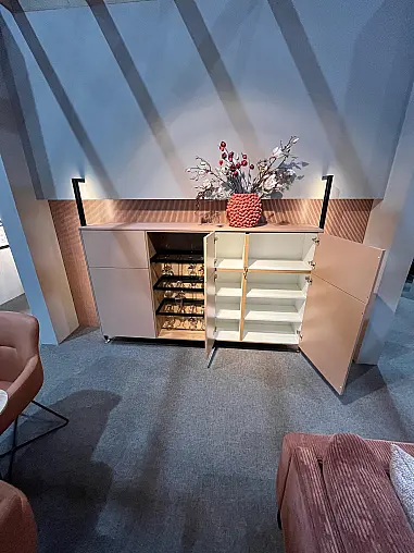 Exklusives Wohnzimmer und Esszimmer inklusive ausziehbarem Tisch - inklusive 6 drehbare Armlehnstühle - Sideboard mit Backlight Stollen -  LED-Backlight Stollenregal mit Wohnwand kombiniert - Messestück - sofort verfügbar!