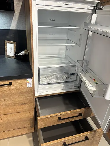 Moderne L Küche in Alteiche Natur mit Siemens Geräten